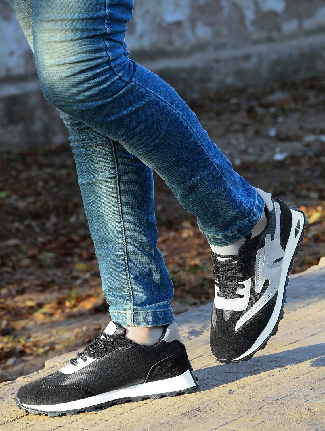 men black lace up sneakers - Image 2
