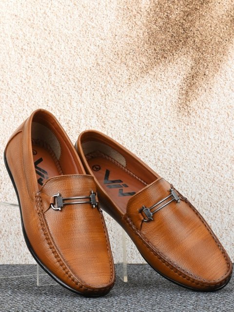 VIV Men Tan Textured Loafers